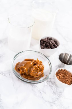 Tezgahta çikolatalı dondurma hazırlamak için gerekli malzemeler..