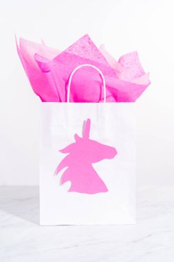 Tek boynuzlu at doğum günü partisi küçük bir kızın doğum günü partisi için hediye çantaları.