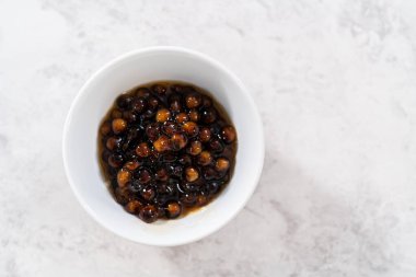 Küçük beyaz bir kasede yeni pişmiş boba incileri..