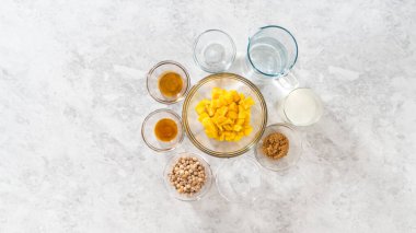 Düz yatıyordu. Mango boba smoothie hazırlamak için cam karıştırma kabında ölçülmüş malzemeler..