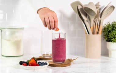 Taze meyve suyu ve taze böğürtlenli süsleme..