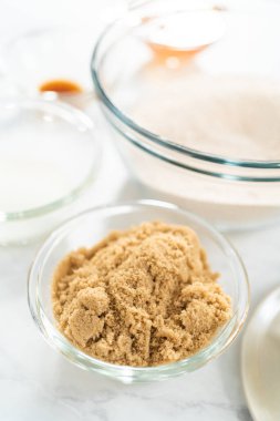 Çikolatalı kraker pişirmek için cam karıştırma kabındaki malzemeler..