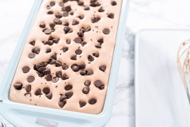 Ev yapımı çikolatalı dondurma hazırlıyorum..