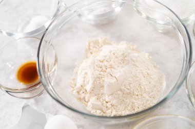 Çikolatalı çilekli kek pişirmek için bardaktaki karışımlar..