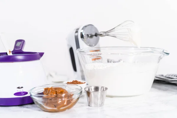 Смешивание Ингредиентов Миске Смешивания Стекла Сделать Шоколадное Мороженое — стоковое фото