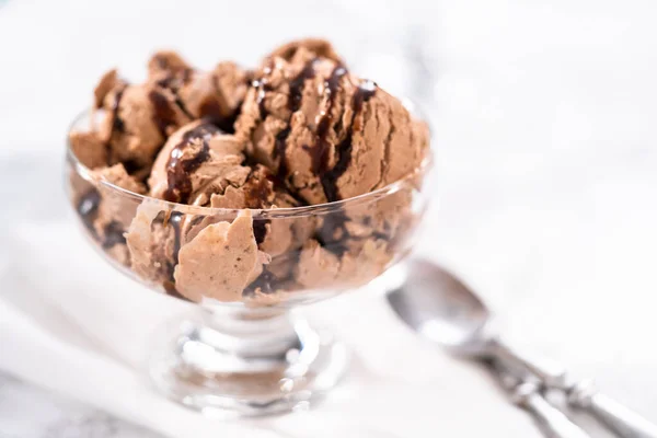 Serveren Zelfgemaakte Chocolade Chip Ijs Besprenkeld Met Chocolade Een Glazen — Stockfoto