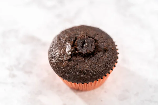 Riempimento Cupcake Cioccolato Appena Sfornati Con Ripieno Fragole — Foto Stock