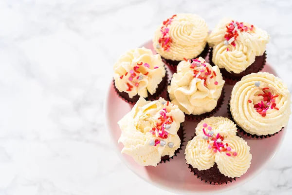 Freshly Baked Velvet Cupcakes White Chocolate Ganache Frosting Decorated Sprinkles — Stock Photo, Image