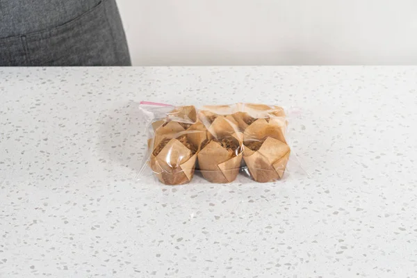 Preparação Refeições Embalagem Muffins Aveia Banana Plástico Volta Para Armazenar — Fotografia de Stock