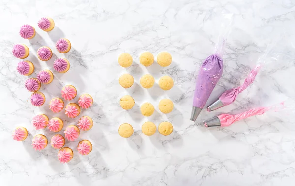 Flat Lay Piping Ombre Pink Buttercream Frosting Mini Vanilla Cupcakes — Stock Photo, Image
