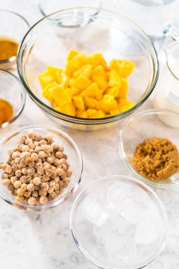 Düz yatıyordu. Mango boba smoothie hazırlamak için cam karıştırma kabında ölçülmüş malzemeler..