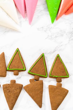 Noel kurabiyelerini kraliyet kremalı süslemek..