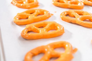 Çubuk kraker, çikolata kaplı kraker yapmak için erimiş çikolataya batırılır..