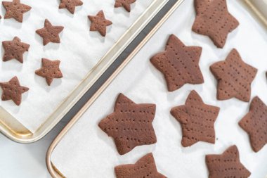 Parşömen kağıdıyla kaplanmış, fırınlanmış, taze yıldız şeklinde çikolatalı kraker..