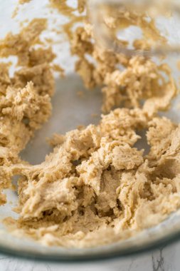 Malzemeleri karıştırıcı ile karıştırarak büyük bir karıştırma kabında yumurta likörü pişirmek..