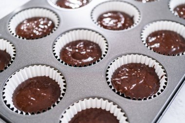 Kek kuyruğuna çikolatalı kek hamuru atmak..