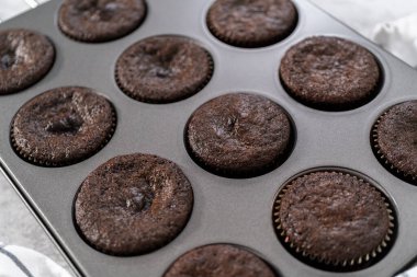 Tezgahta taze pişmiş çikolatalı kekler serinliyor..