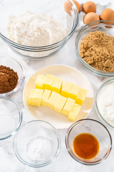 Measured Ingredients Glass Mixing Bowls Bake Red Velvet Cupcakes White — Stock Photo, Image