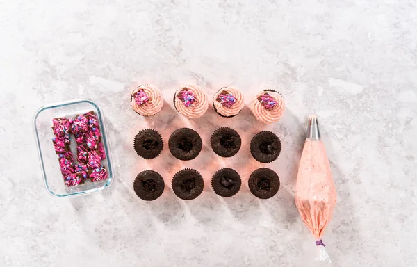 Deitado Tubulação Morango Creme Geada Cima Cupcakes Chocolate — Fotografia de Stock