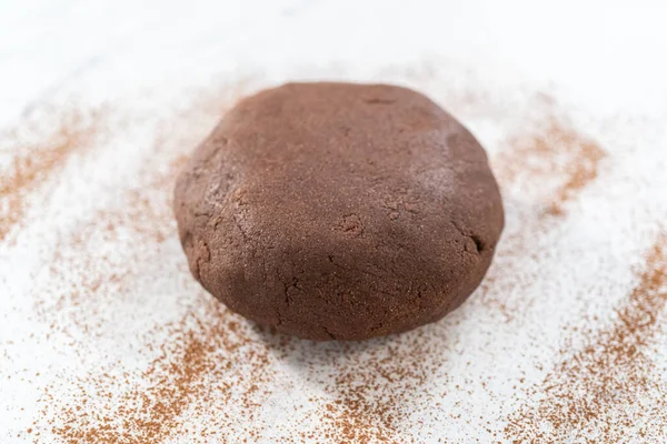 クッキー生地のボールは チョコレートグラハムクラッカーを焼く — ストック写真
