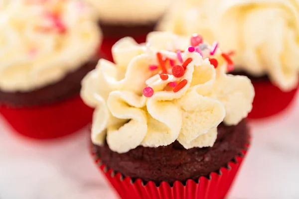 Csővezetékes Fehér Csokoládé Ganache Cukormáz Tetején Piros Bársony Cupcakes Öntettel — Stock Fotó