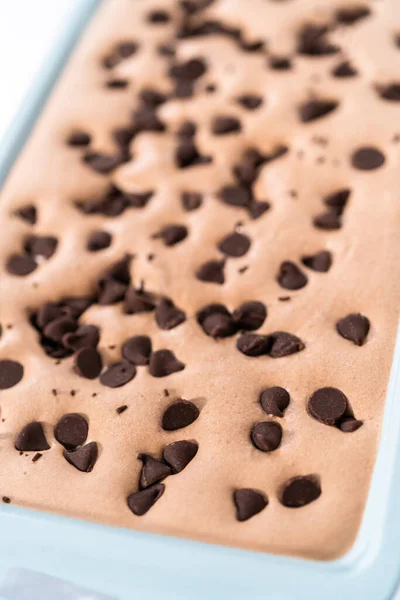 自制巧克力片冰淇淋放在烤盘里 — 图库照片