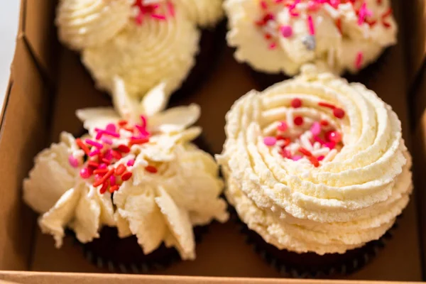 Embalagem Cupcakes Veludo Vermelho Recém Assados Com Cobertura Ganache Chocolate — Fotografia de Stock