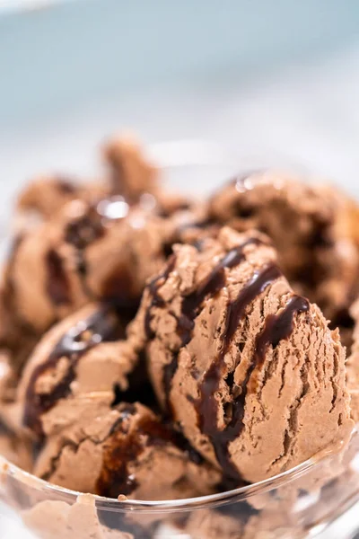 Подавать Домашнее Шоколадное Мороженое Шоколадом Стеклянной Миске — стоковое фото