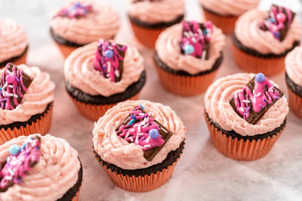 Frissen Sült Csokoládé Eper Muffinok Ínyenc Mini Rózsaszín Csokoládéval Díszítve — Stock Fotó