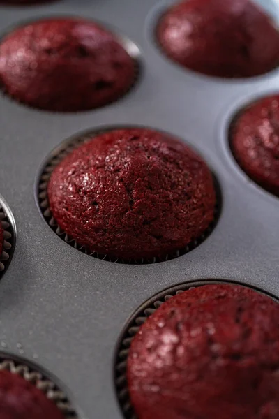 Kühlen Frisch Gebackene Rote Samt Cupcakes Auf Der Küchentheke — Stockfoto