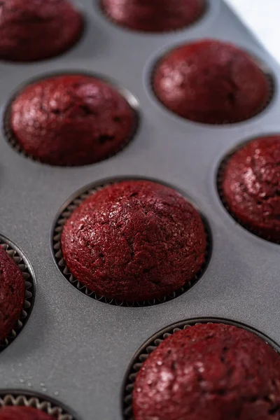 Mutfak Tezgahında Taze Pişmiş Kırmızı Kadife Kekler — Stok fotoğraf