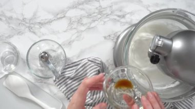 Adım adım. Düz yatıyordu. Tek boynuzlu at kurabiyeleri pişirmek için mutfak mikserinde krema yapıyorum..