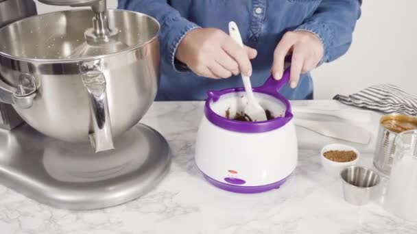 Zeitraffer Schritt Für Schritt Hausgemachtes Schokoladeneis Stehenden Küchenmixer Zubereiten — Stockvideo