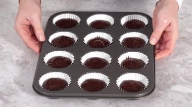 Kek kuyruğuna çikolatalı kek hamuru atmak..