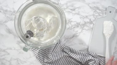 Zaman aşımı. Adım adım. Düz yatıyordu. Tek boynuzlu at kurabiyesi pişirmek için besin boyasını kremaya karıştırıyorum..