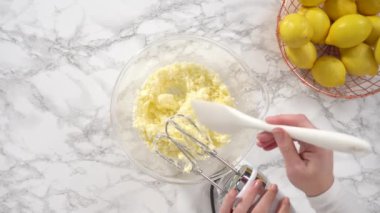 Düz yatıyordu. Adım adım. Limonlu kek hazırlamak için karıştırma kabındaki malzemeleri karıştırıyorum..