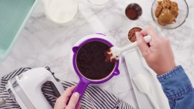 Düz yatıyordu. Adım adım. Ev yapımı çikolatalı dondurma hazırlamak için çikolata parçacıkları eritiyorum..