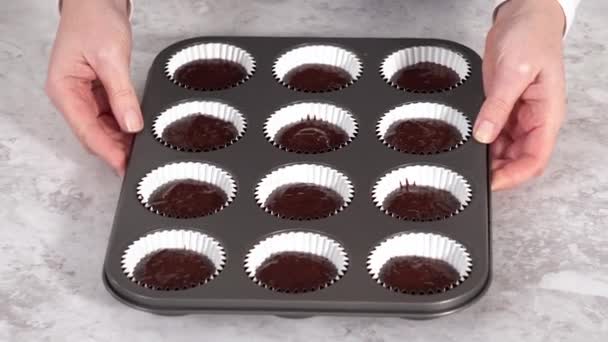 Σκεπάζοντας Ζύμη Κέικ Σοκολάτας Στα Cupcake Liners — Αρχείο Βίντεο