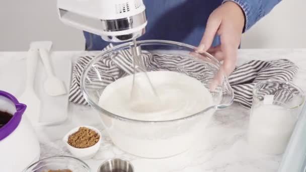 시간의 차근차근 손으로 초콜릿 아이스크림을 손으로 요리하는 — 비디오