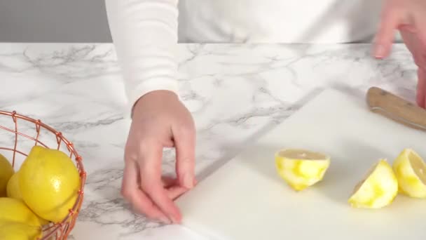时间流逝 一步一步 把新鲜柠檬汁挤进一个小玻璃杯里 — 图库视频影像