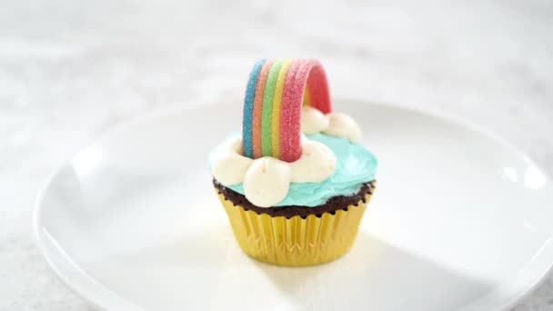 时间流逝 独角兽主题生日派对的巧克力杯蛋糕 装饰有蓝色奶油糖霜和彩虹 — 图库视频影像