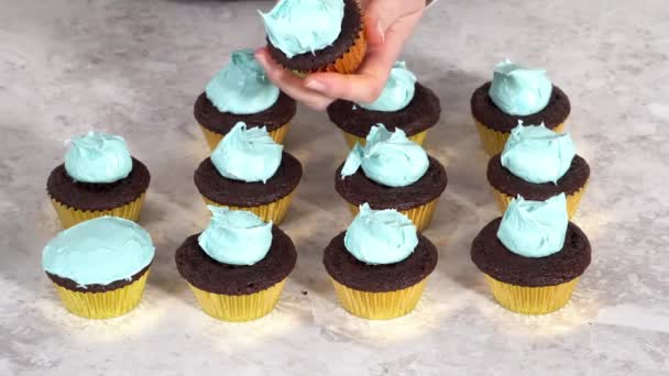 Διακόσμηση Cupcakes Σοκολάτας Βουτυρόκρεμα Και Καραμέλα Ουράνιο Τόξο — Αρχείο Βίντεο
