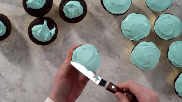 Deitado Decoração Cupcakes Chocolate Com Cobertura Creme Manteiga Doces Arco — Vídeo de Stock