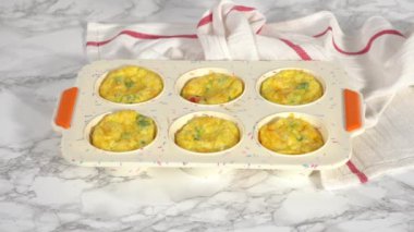 Zaman aşımı. Adım adım. Fırından yeni çıkmış pastırma ve peynirli kek..