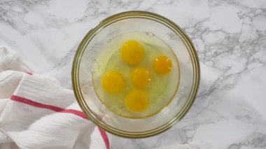 Adım adım. Düz yatıyordu. Pastırma ve peynirli kek hazırlamak için karıştırma kabındaki malzemeleri karıştırıyorum..