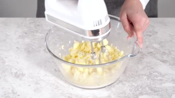 Paso Paso Mezclar Los Ingredientes Tazón Vidrio Para Preparar Pastel — Vídeo de stock