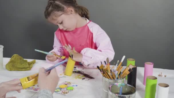 Papelería Para Niños Pintar Rollos Papel Higiénico Vacíos Con Pintura — Vídeos de Stock