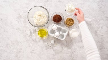 Düz yatıyordu. Adım adım. Tek boynuzlu at gökkuşağı çikolatalı kekleri hazırlamak için gerekli malzemeler tezgahta..