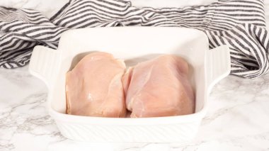 Adım adım. Çiğ tavuk göğsünü sebze yağıyla fırçalıyorum..