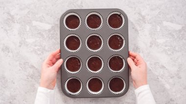 Düz yatıyordu. Adım adım. Kek kuyruğuna çikolatalı kek hamuru atmak..